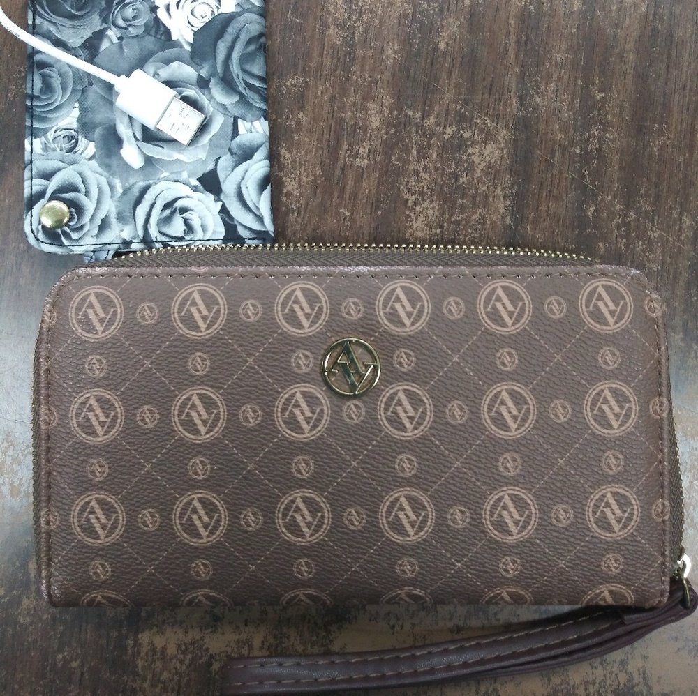 Cute Wallet with charger